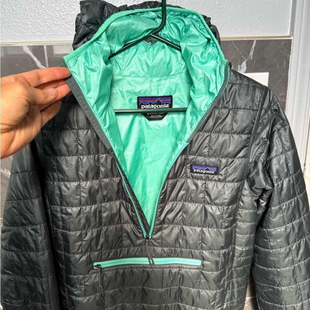 Patagonia Quilted Puffer Pullover Jacket in Black with Teal Lining - Picture 5 of 10